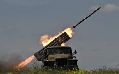 Ukraińscy żołnierze 57. Brygady strzelają z wielokrotnej wyrzutni rakiet BM-21 „Grad” w kierunku ros