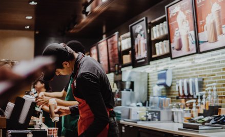 Wielorazowy kubek z kaucją: nowy ekopomysł Starbucksa