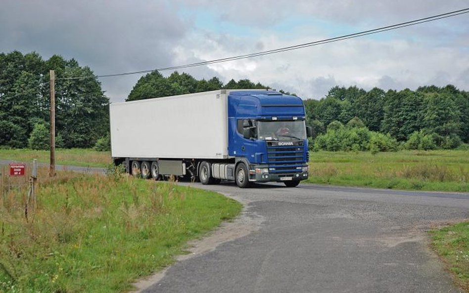 Drogi samorządowe, podobnie jak autostrady muszą być na tyle mocne, aby przenieść ruch ciężarowy