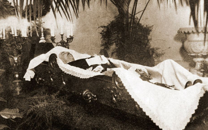 Trumna z ciałem Gabriela Narutowicza wystawiona w Belwederze. Pogrzeb odbył się 19 grudnia 1922 r. „