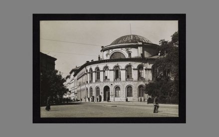 Plac Bankowy z XIX w. Budynek został zaprojektowany przez Antonio Corazziego dla Banku Polskiego. Gi