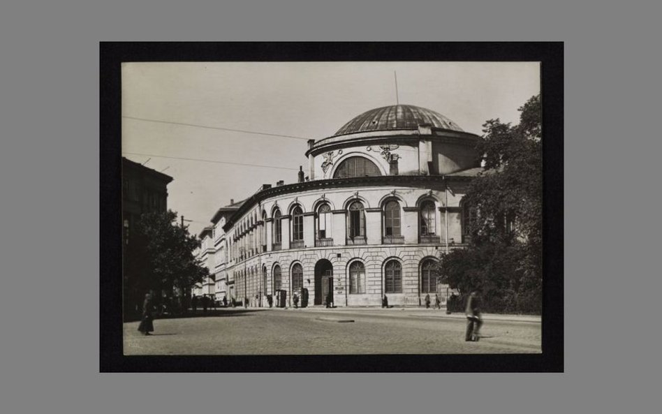Plac Bankowy z XIX w. Budynek został zaprojektowany przez Antonio Corazziego dla Banku Polskiego. Gi