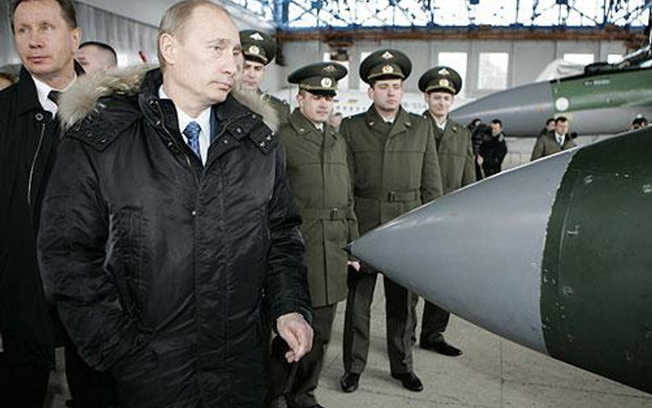 Prezydent Władimir Putin podczas zwiedzania zakładów OAK pod Moskwą (zdjęcie z 2008 r.)