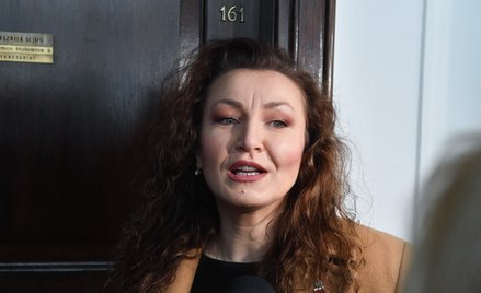 Monika Pawłowska przed gabinetem marszałka Sejmu w Warszawie