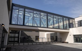 Budynek SP nr 409 jest zaprojektoway dla uczniów ze szczególnymi potrzebami