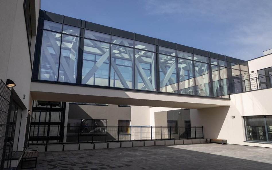Budynek SP nr 409 jest zaprojektoway dla uczniów ze szczególnymi potrzebami