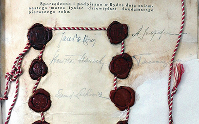 18 marca 1921 r. w Rydze obie delegacje podpisały uroczyście traktat pokojowy, oficjalnie kończący w