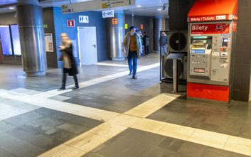 Metro coraz bardziej dostępne. Wymiana oznaczeń na linii M1 trwa