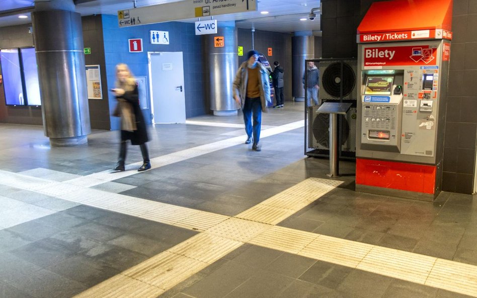 Metro coraz bardziej dostępne. Wymiana oznaczeń na linii M1 trwa