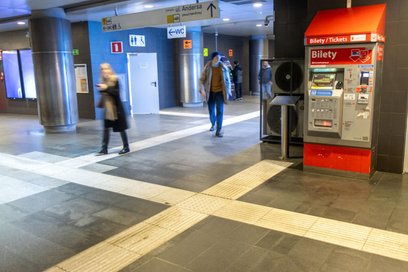 Metro coraz bardziej dostępne. Wymiana oznaczeń na linii M1 trwa
