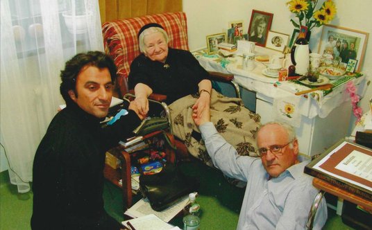 Leszek Kantor (pierwszy z prawej) z wizytą u Ireny Sendlerowej, która podczas niemieckiej okupacji r