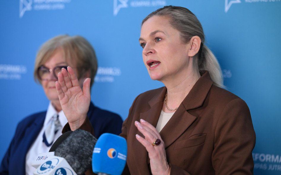 Minister edukacji Barbara Nowacka na briefingu prasowym w Leżajsku