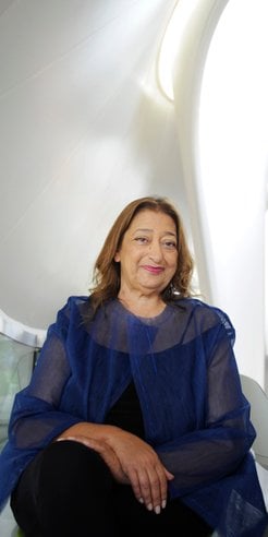 Za swoje zasługi dla brytyjskiej architektury Zaha Hadid otrzymała z rąk królowej Elżbiety II tytuł 