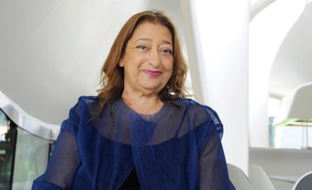 Za swoje zasługi dla brytyjskiej architektury Zaha Hadid otrzymała z rąk królowej Elżbiety II tytuł 