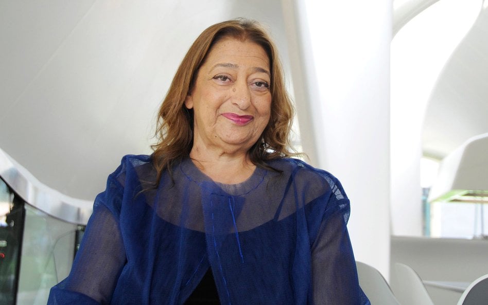 Za swoje zasługi dla brytyjskiej architektury Zaha Hadid otrzymała z rąk królowej Elżbiety II tytuł 