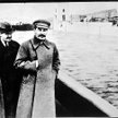 Wizytacja Kanału Imienia Moskwy: po lewicy Stalina brak komisarza żeglugi śródlądowej Nikołaja Jeżow