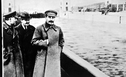 Wizytacja Kanału Imienia Moskwy: po lewicy Stalina brak komisarza żeglugi śródlądowej Nikołaja Jeżow