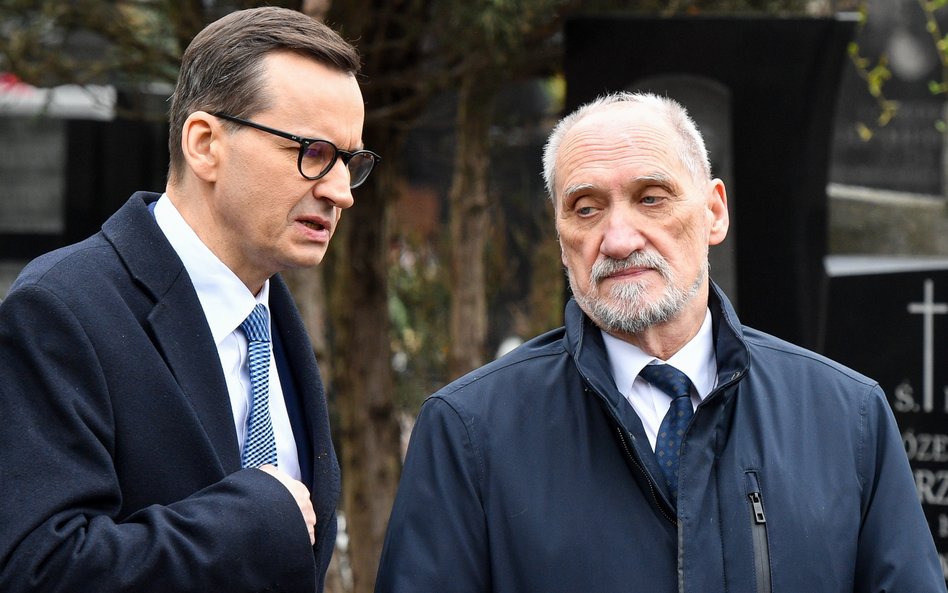 Były premier Mateusz Morawiecki i były szef MON Antoni Macierewicz.