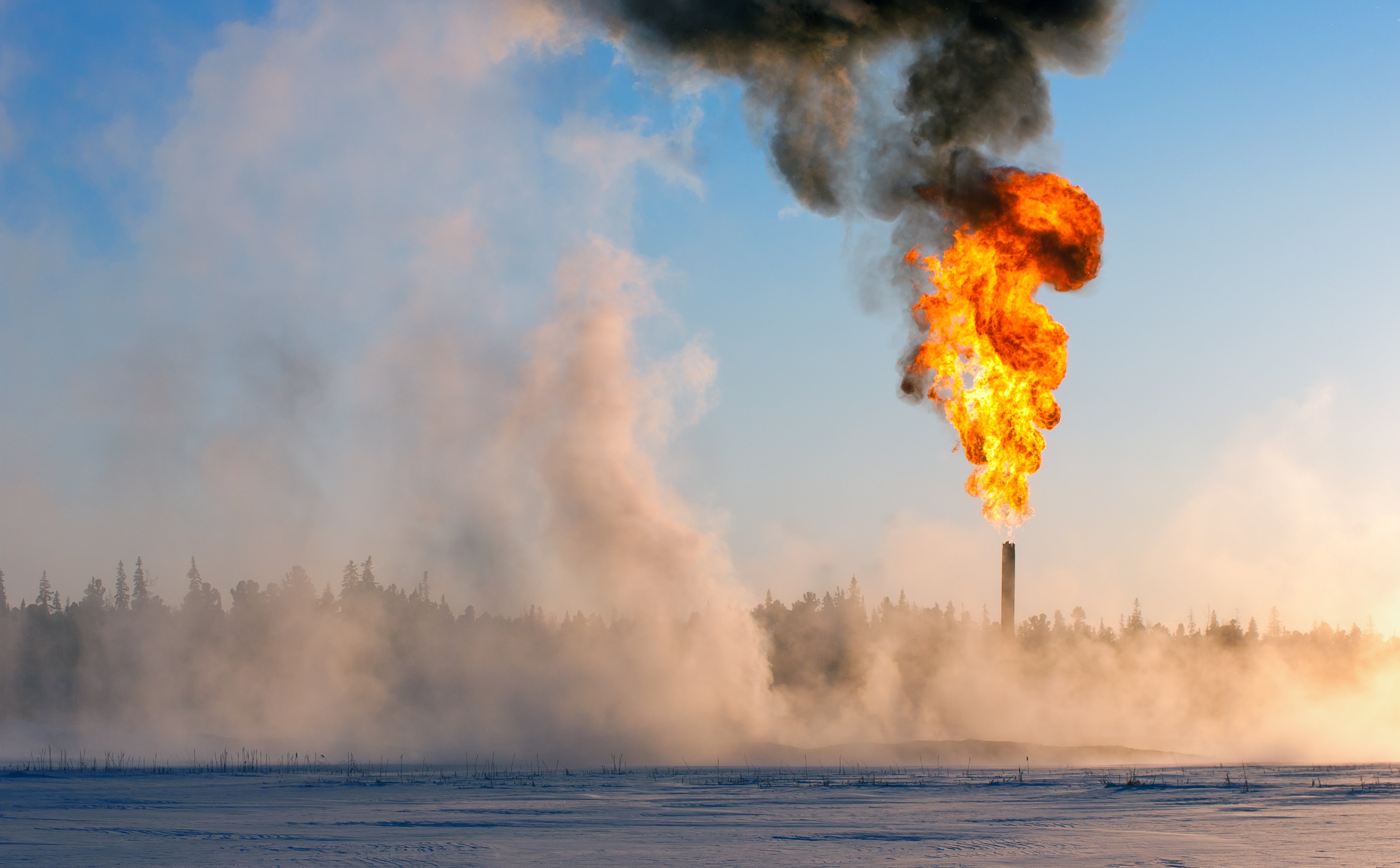 Płonie kolejna rosyjska rafineria, rosną problemy z eksportem ropy