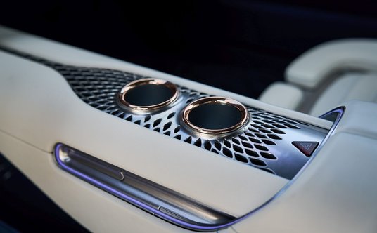 Podziurkowane elementy mają nie tylko dodać uroku i nowoczesności, ale i dbają o niską masę auta