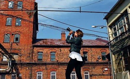 Na fotograficzną wycieczkę, np. na wciąż dostępny dla zwiedzających teren dawnej Warszawskiej Wytwór