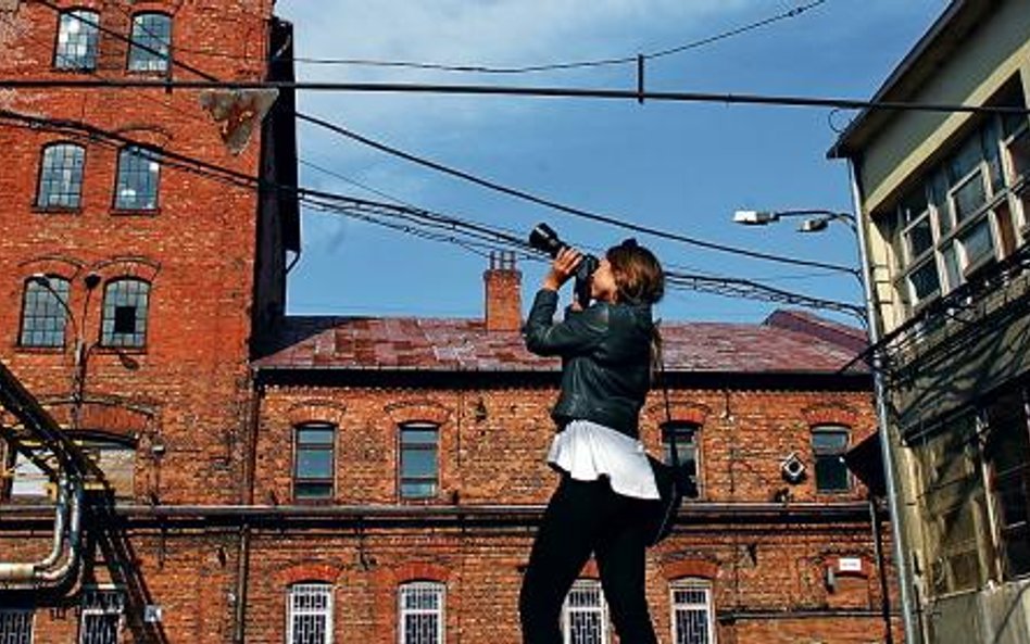 Na fotograficzną wycieczkę, np. na wciąż dostępny dla zwiedzających teren dawnej Warszawskiej Wytwór