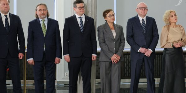 Nowi sędziowie TK złożyli ślubowanie w Sejmie. Zaprzysiężenie bez prezydenta Karola Nawrockiego