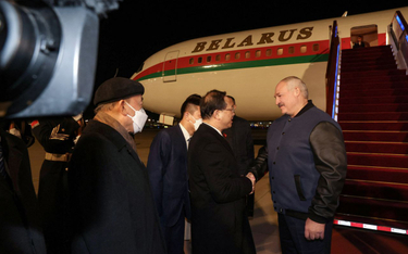 Aleksander Łukaszenko witany na lotnisku w Pekinie