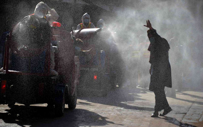 Pakistan: Epidemia przyspiesza, rząd wycofuje się z obostrzeń