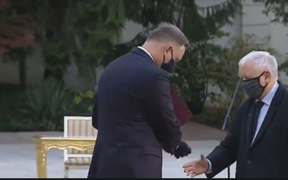 Prezydent zdjął rękawiczkę przed podaniem ręki Kaczyńskiemu