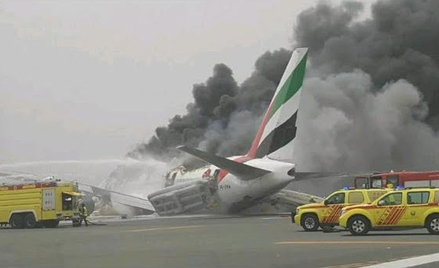 Płonący Boeing 777 na lotnisku w Dubaju