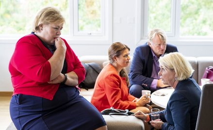 Premier Norwegii Erna Solberg (po lewej)