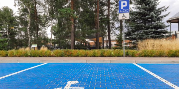 Ważne zmiany w karcie parkingowej. Zniknie uciążliwy obowiązek