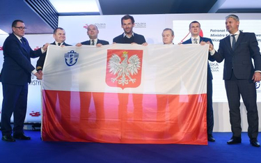 PFN: Logotyp na banderze Polski. Wbrew zasadom