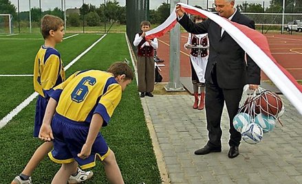 Boisko z rządowego programu Orlik 2012 kosztuje ponad milion złotych. Na zdjęciu minister sportu Mir