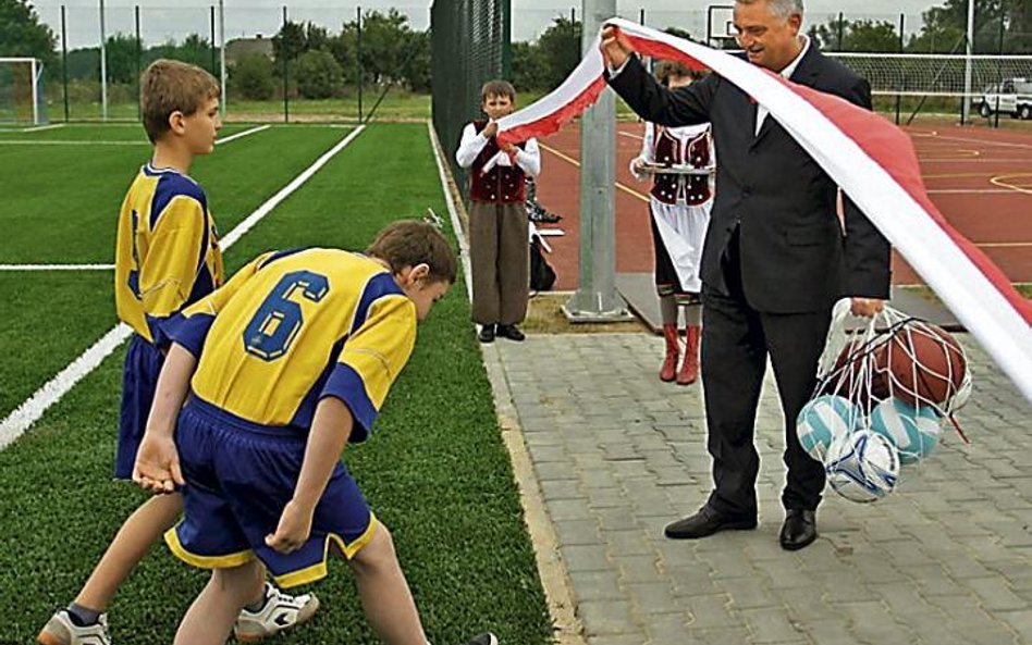 Boisko z rządowego programu Orlik 2012 kosztuje ponad milion złotych. Na zdjęciu minister sportu Mir