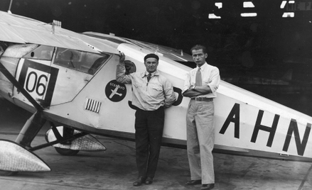 Pilot Franciszek Żwirko (z lewej) i konstruktor lotniczy Stanisław Wigura przed samolotem RWD-6.