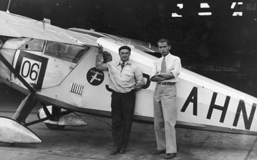 Pilot Franciszek Żwirko (z lewej) i konstruktor lotniczy Stanisław Wigura przed samolotem RWD-6.