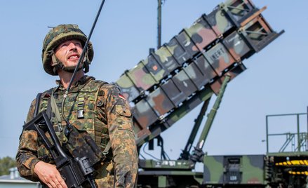 Niemieccy żołnierze z systemem Patriot