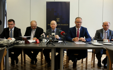 Konferencja prasowa Związku Banków Polskich. Od lewej: Tadeusz Białek, Jacek Furga, Krzysztof Pietra