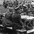 Hitler, Mussolini i Keitel w rozmowie z feldmarszałkiem Kesselringiem, dowódcą wojsk niemieckich na 