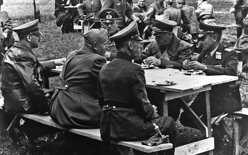 Hitler, Mussolini i Keitel w rozmowie z feldmarszałkiem Kesselringiem, dowódcą wojsk niemieckich na 