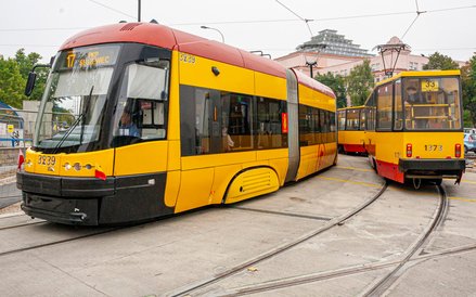 Tak jak przed remontem tramwaje znów sprawnie skręcają z Rakowiecką w Niepodległości i odwrotnie