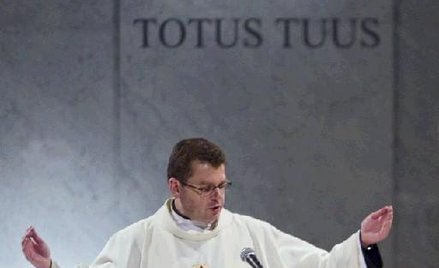 Ks. Mindewicz odwiedza wiernych, którzy zaprosili go e-mailem