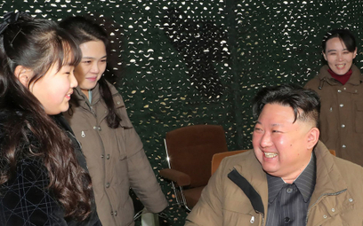 Kim Dzong Un obserwował test nowej broni w towarzystwie córki, żony i siostry