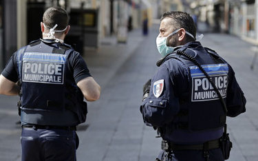 Paryż: Tajna msza mimo ograniczeń. Przybyła policja