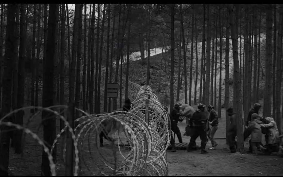 Kadr z oficjalnego zwiastuna filmu "Zielona granica" w reżyserii Agnieszki Holland