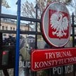 Policja przed budynkiem Trybunału Konstytucyjnego w Warszawie