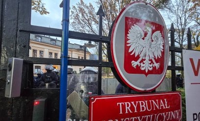 Policja przed budynkiem Trybunału Konstytucyjnego w Warszawie