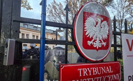 Policja przed budynkiem Trybunału Konstytucyjnego w Warszawie